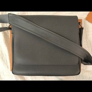 GORGEOUS LOUIS VUITTON MESSENGER BAG